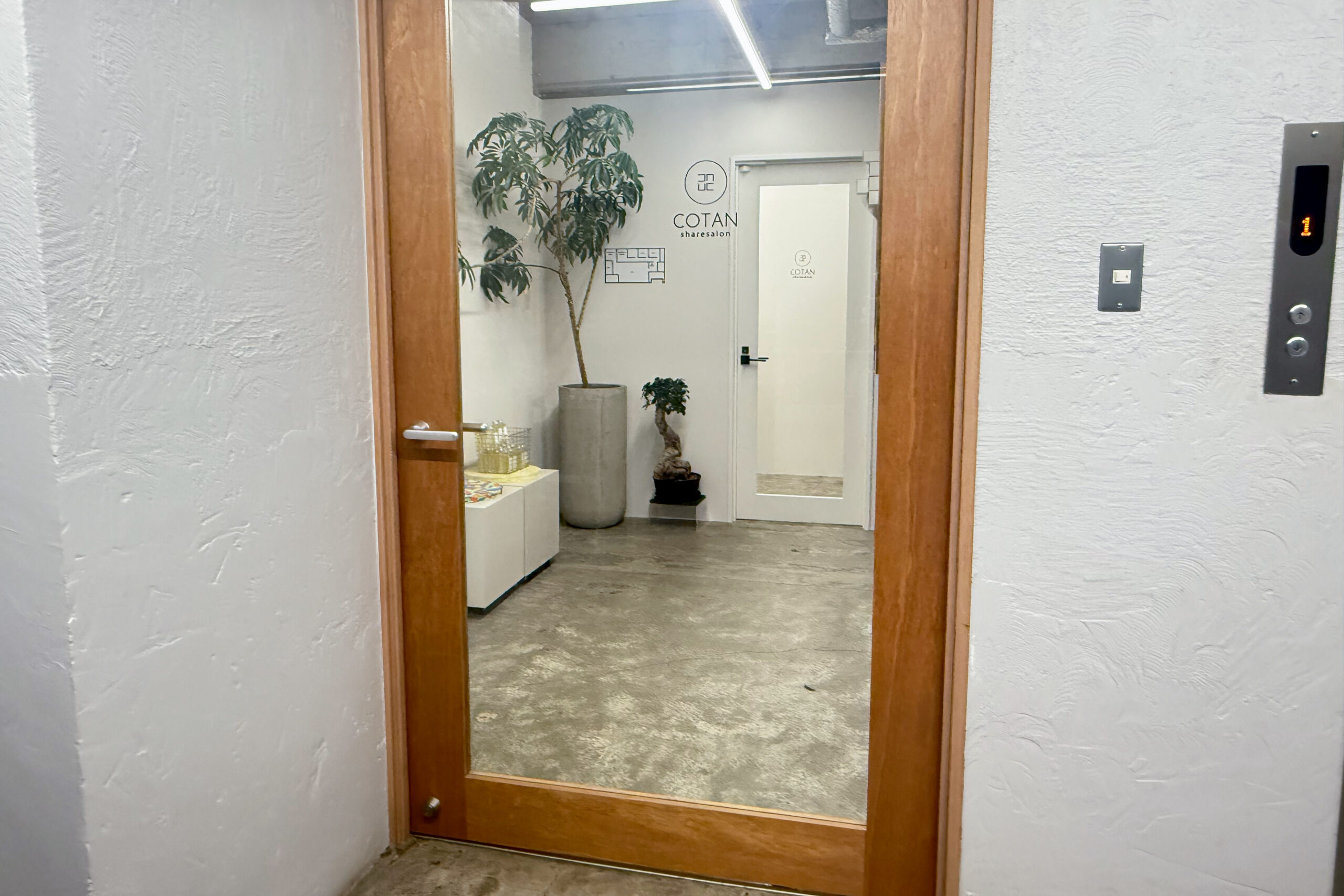 エターナルパンセ4F COTAN 入口の木枠ドア